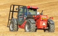 Stroj MANITOU s vidlemi na balíky slámy