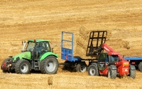 Nakládání balíků slámy strojem MANITOU na traktorový přívěs