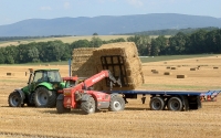 Manitou 735 LSU nakládání balíků slámy 