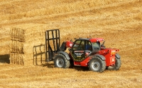 Manitou 735 LSU vyzvednutí balíku z pole